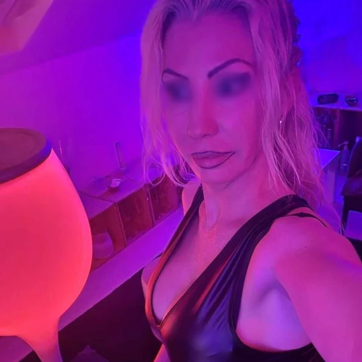 Portrait — Domina Monique